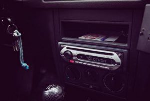 menghilangkan dengungan audio mobil saat mesin hidup