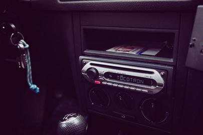 menghilangkan dengungan audio mobil saat mesin hidup