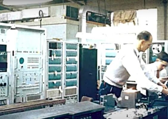 teknologi komputer transistor pertama