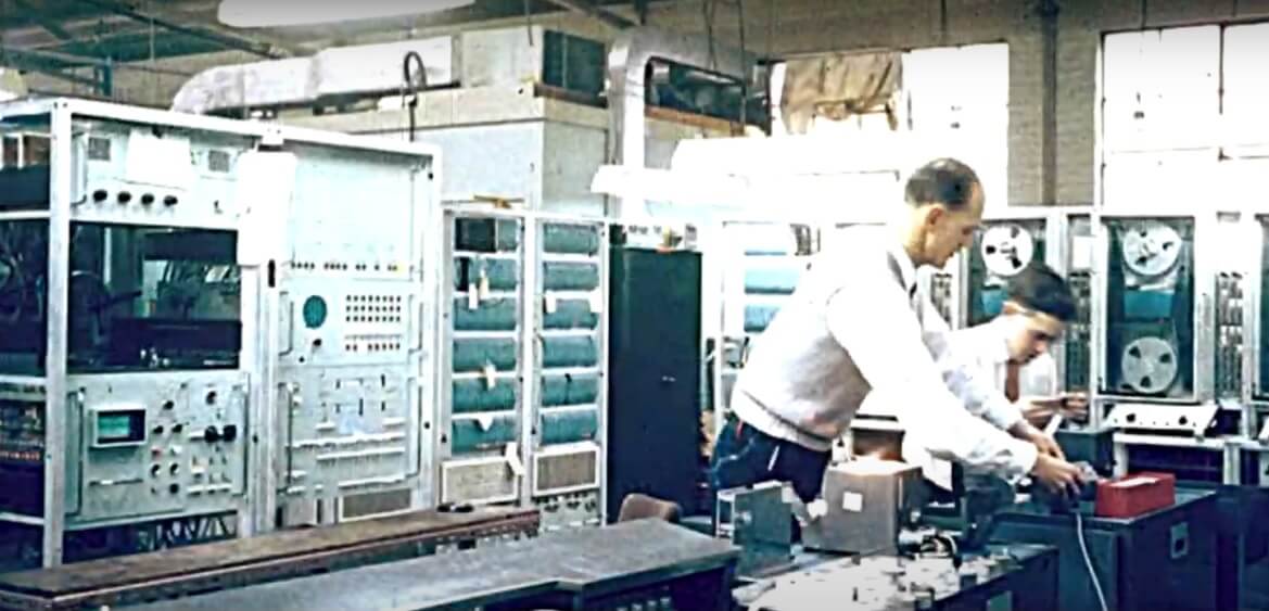 teknologi komputer transistor pertama